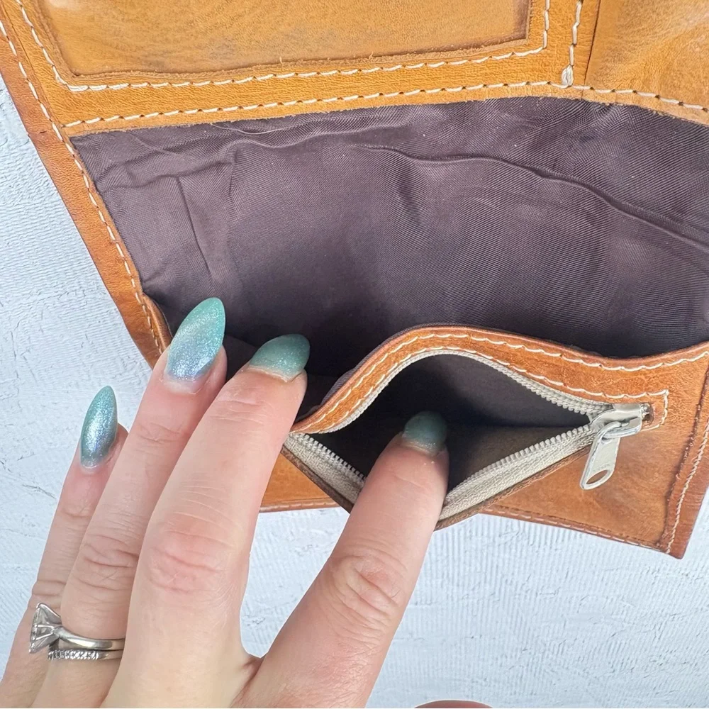 VTG Leaders in Leather Tan Leather Crossbody Bag Built in Wallet - Picture 12 of 16